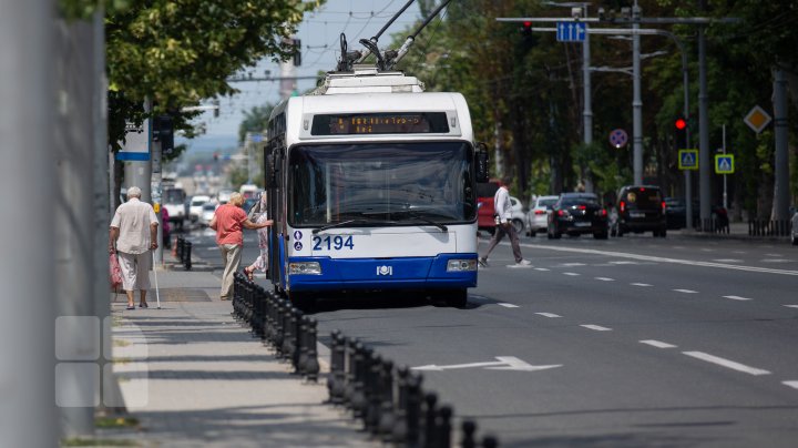 Ambuteiaje pe mai multe străzi din Capitală. Mai multe rute de troleibuz circulă cu întârziere