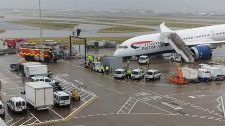 Un avion Boeing a căzut "în nas" pe pistă, după ce i s-a rupt roata din față (FOTO)