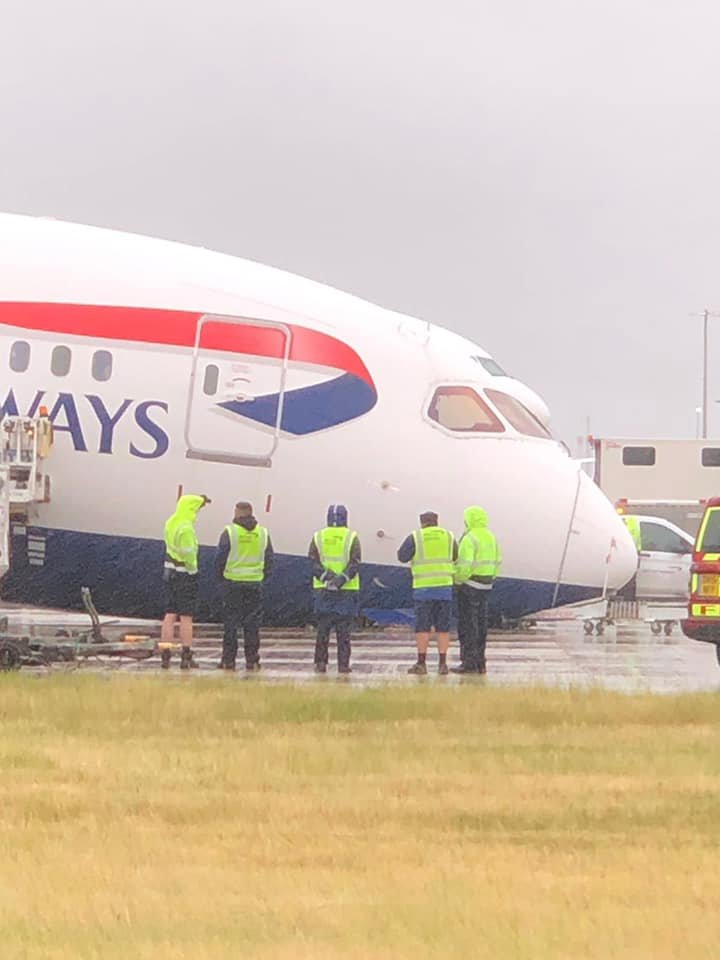 Un avion Boeing a căzut "în nas" pe pistă, după ce i s-a rupt roata din față (FOTO)