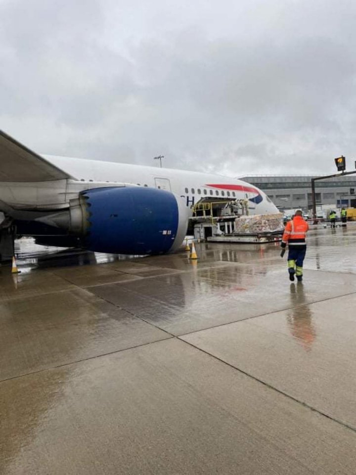 Un avion Boeing a căzut "în nas" pe pistă, după ce i s-a rupt roata din față (FOTO)