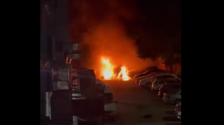 Noapte de foc în sectorul Botanica din Capitală. Patru automobile au fost mistuite de flăcări (FOTO/VIDEO)