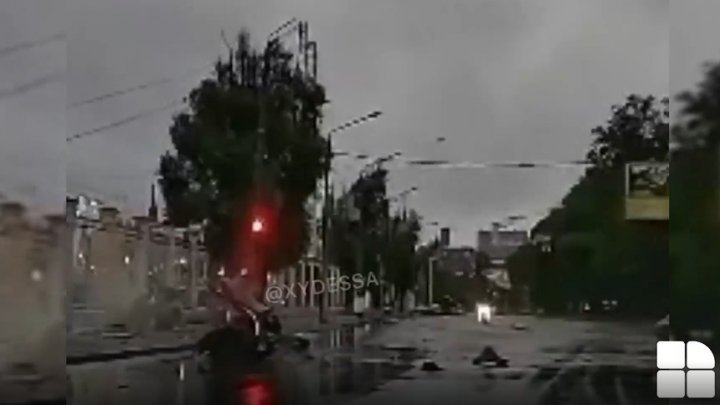 ACCIDENT CUMPLIT în Odesa. Două persoane au murit după ce automobilul în care se aflau s-a lovit de un stâlp și s-a rupt în două (IMAGINI CU PUTERNIC IMPACT EMOŢIONAL)