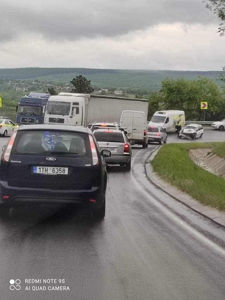 Accident rutier în apropiere de localitatea Fundul Galbenei. Două persoane au fost transportate la spital 