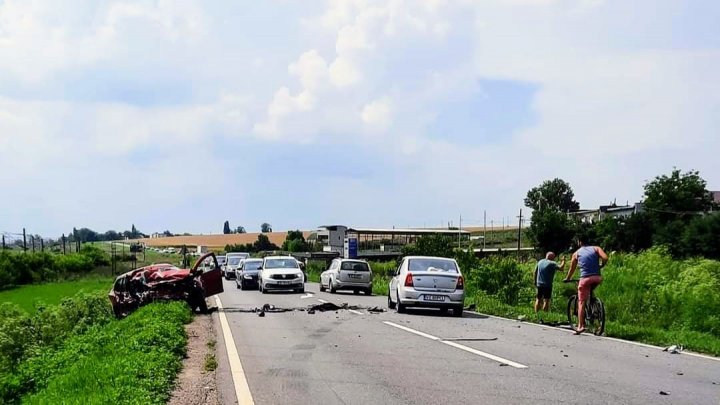 Un microbuz din Republica Moldova, implicat într-un accident în România. Sunt VICTIME (FOTO)