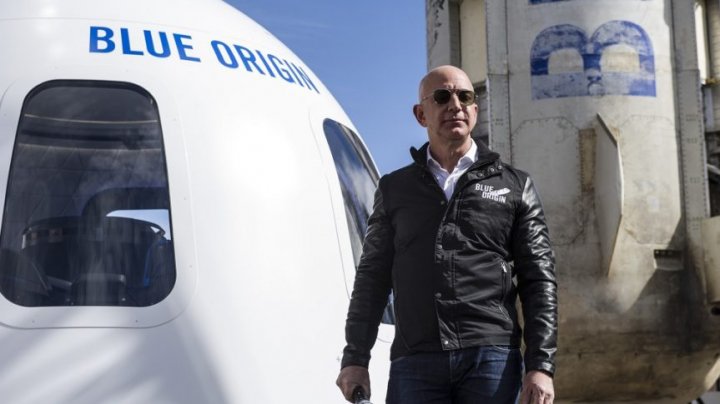 Preţul exorbitant cu care a fost vândut un bilet scos la licitaţie pentru a-l însoţi pe Jeff Bezos în spaţiu