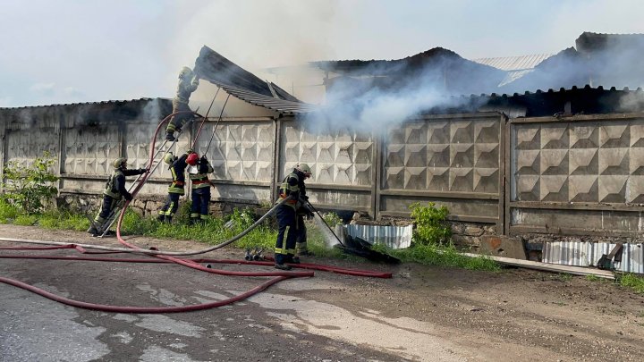 FUM DENS în Capitală. Un depozit a fost cuprins de flăcări uriașe (VIDEO/FOTO)