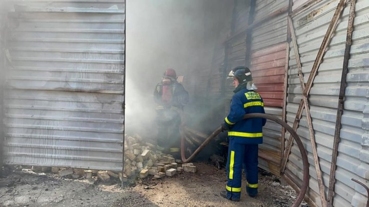 FUM DENS în Capitală. Un depozit a fost cuprins de flăcări uriașe (VIDEO/FOTO)