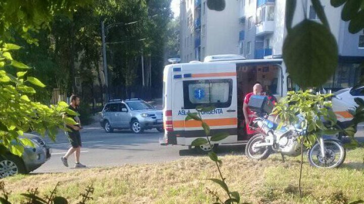 ACCIDENT MATINAL în Capitală. Un tânăr a ajuns la spital, în urma unui impact violent (FOTO)