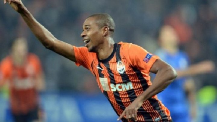 Fotbalistul brazilian Fernandinho va mai juca încă un sezon la Manchester City