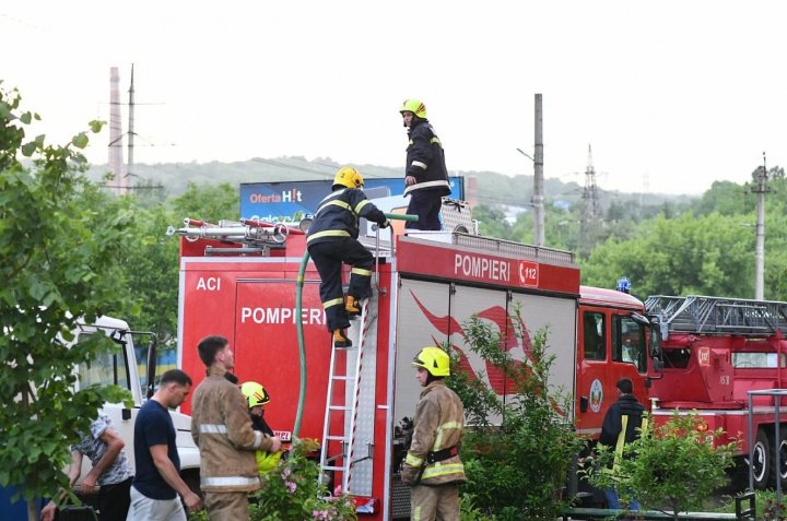 INCENDIU într-un bloc din Soroca. Mai multe persoane, evacuate, printre care şi copii (VIDEO)