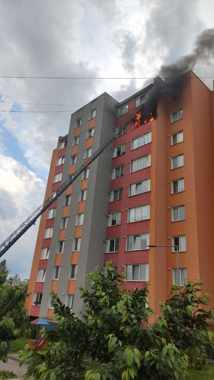 INCENDIU într-un bloc din Soroca. Mai multe persoane, evacuate, printre care şi copii (VIDEO)