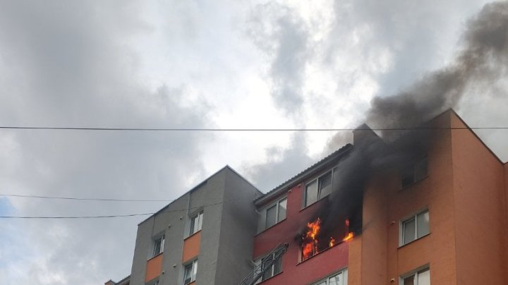 INCENDIU într-un bloc din Soroca. Mai multe persoane, evacuate, printre care şi copii (VIDEO)