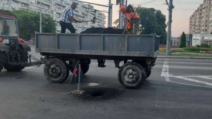 O groapă imensă a apărut pe strada Ismail din Capitală. Când va fi reparată