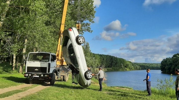 Ca în filmele de acţiune! O maşină a ajuns în Nistru, după ce proprietarul acestuia a uitat să tragă frâna de mână (VIDEO)