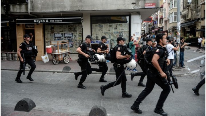 Proteste violente la Istanbul. Participanţii la Gay Pride au fost dispersaţi cu gaze lacrimogene 