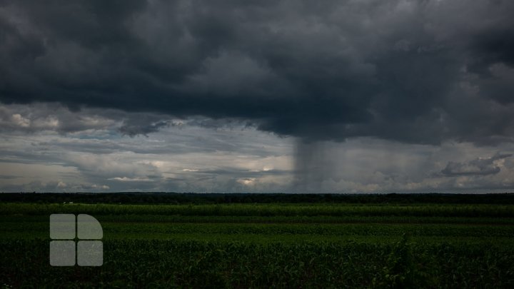 METEO. Ploi însoţite de descărcări electrice în nordul ţării. Câte grade se vor înregistra