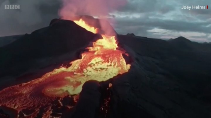 IMAGINI SPECTACULOASE! O dronă care filma erupția unui vulcan din Islanda s-a prăbușit în crater