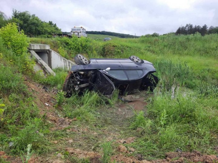 Accident grav la ieşirea din Hînceşti. Un BMW a derapat de pe şosea şi s-a răsturnat într-un şanţ (FOTO)