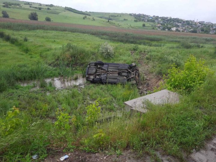 Accident grav la ieşirea din Hînceşti. Un BMW a derapat de pe şosea şi s-a răsturnat într-un şanţ (FOTO)