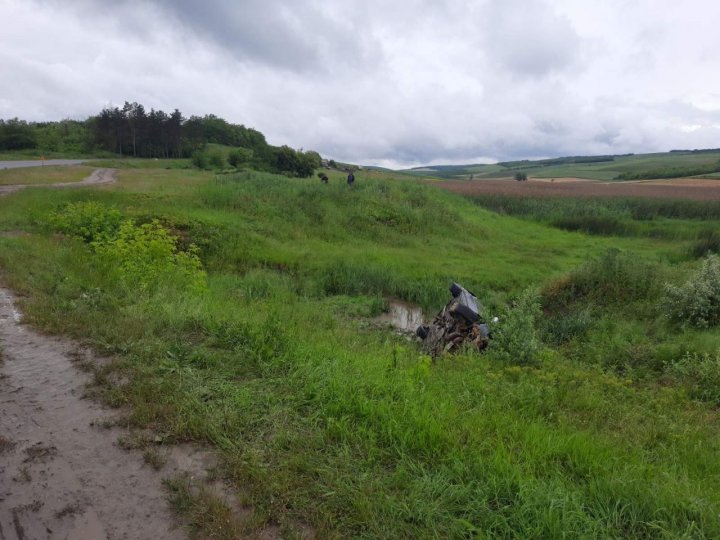 Accident grav la ieşirea din Hînceşti. Un BMW a derapat de pe şosea şi s-a răsturnat într-un şanţ (FOTO)