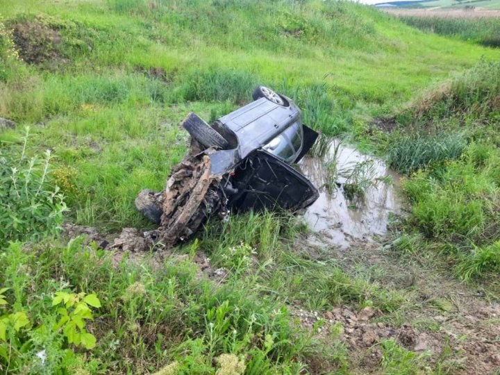 Accident grav la ieşirea din Hînceşti. Un BMW a derapat de pe şosea şi s-a răsturnat într-un şanţ (FOTO)