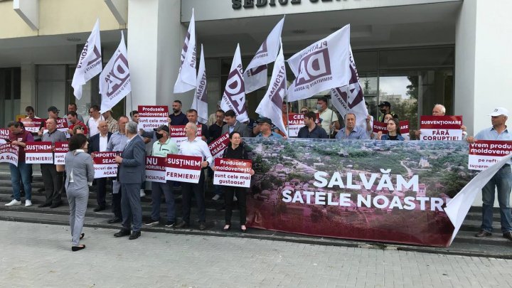 Protest în faţa Ministerului Agriculturii. Platforma DA, nemulţumită de politica ineficientă a instituţiei faţă de fermieri şi antreprenorii de la sate (FOTO)