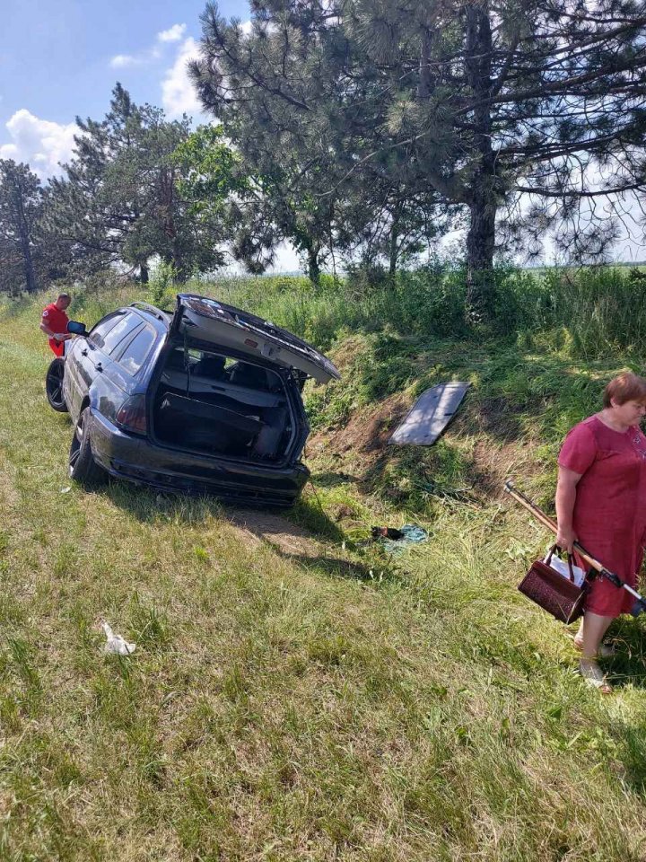 Şi-au văzut moartea cu ochii. Trei femei au ajuns la spital, după ce roata automobilului în care se aflau a explodat (FOTO)