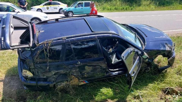 Şi-au văzut moartea cu ochii. Trei femei au ajuns la spital, după ce roata automobilului în care se aflau a explodat (FOTO)