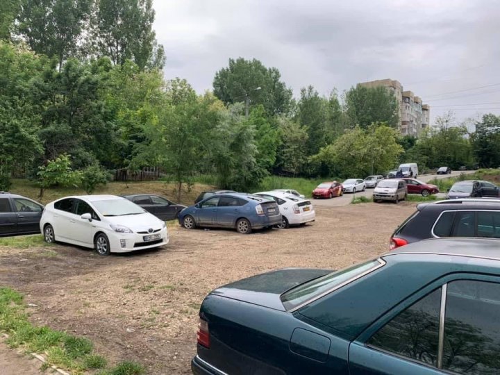 Distracţie NEBUNĂ. Mai mulţi şoferi din Capitală şi-au găsit anvelopele sparte (FOTO)