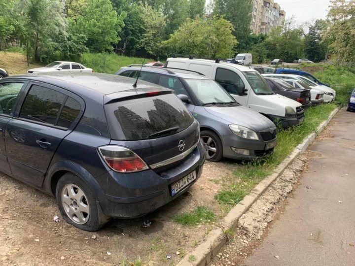 Distracţie NEBUNĂ. Mai mulţi şoferi din Capitală şi-au găsit anvelopele sparte (FOTO)