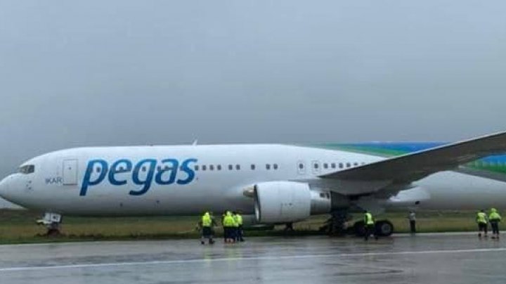 Un Boeing cu aproape 300 de pasageri la bord a ieşit de pe pista de aterizare şi s-a înglodat (FOTO)