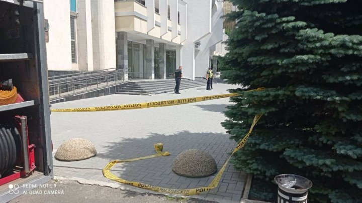 ALERTĂ cu bombă la 2 sedii ale Judecătoriei Chișinău. Poliţia a încercuit zona