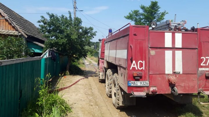 Pompierii au fost alertaţi pentru a pompa apa din mai multe gospodării din sudul ţării, afectate de ploile abundente (VIDEO)