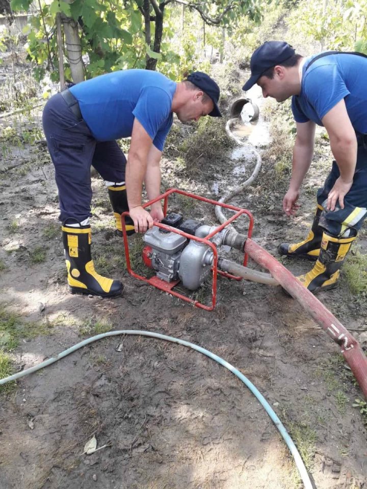 Pompierii au fost alertaţi pentru a pompa apa din mai multe gospodării din sudul ţării, afectate de ploile abundente (VIDEO)