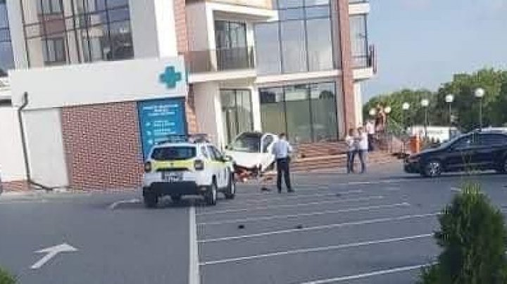 Un vitezoman a ajuns cu BMW-ul într-o farmacie din Durleşti. Din cauza vitezei, maşina a plonjat între o răstignire şi un panou