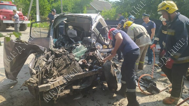 Accident GROAZNIC la Tighina. Un bărbat a murit în automobilul său, strivit de un camion (VIDEO)