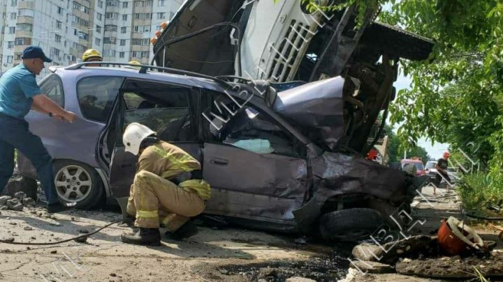 Accident GROAZNIC la Tighina. Un bărbat a murit în automobilul său, strivit de un camion (VIDEO)