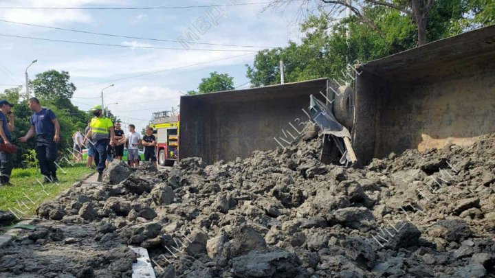 Accident GROAZNIC la Tighina. Un bărbat a murit în automobilul său, strivit de un camion (VIDEO)