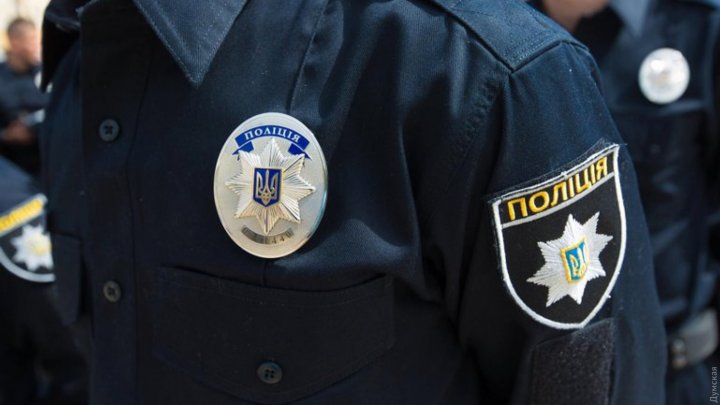 Un poliţist din Ucraina a vrut să înghită 500 de dolari după ce a fost prins cu mită