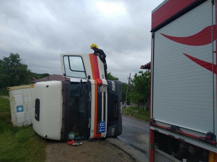 ACCIDENT la Căuşeni. Un TIR s-a răsturnat pe acostament