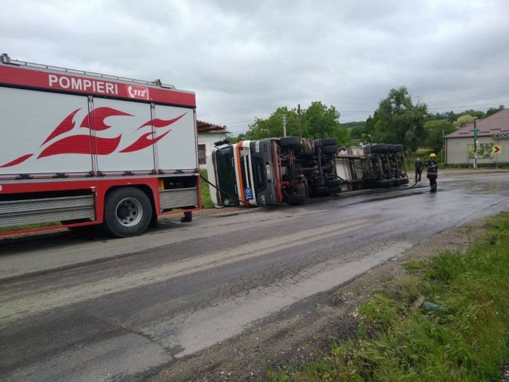 ACCIDENT la Căuşeni. Un TIR s-a răsturnat pe acostament