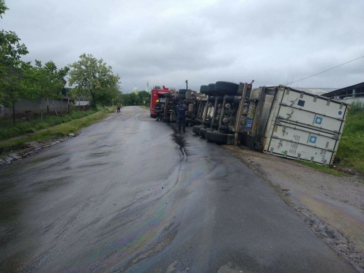 ACCIDENT la Căuşeni. Un TIR s-a răsturnat pe acostament