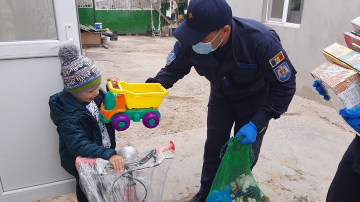 Gest emoţionant din partea salvatorilor de la Căuşeni de Ziua Internaţională a Copiilor (VIDEO)