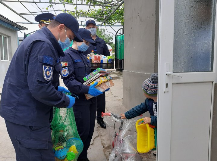 Gest emoţionant din partea salvatorilor de la Căuşeni de Ziua Internaţională a Copiilor (VIDEO)