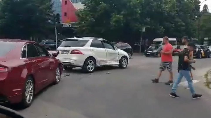 ACCIDENT GRAV în Capitală. Sunt victime