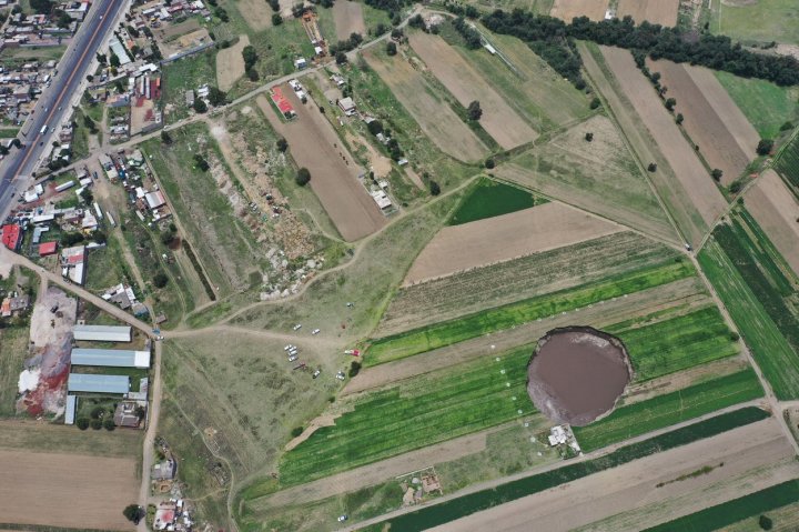 Fenomen spectaculos în centrul Mexicului. Din senin a apărut un crater în mijlocul unui teren agricol (FOTO)