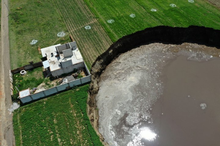 Fenomen spectaculos în centrul Mexicului. Din senin a apărut un crater în mijlocul unui teren agricol (FOTO)