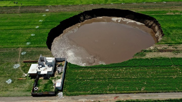 Fenomen spectaculos în centrul Mexicului. Din senin a apărut un crater în mijlocul unui teren agricol (FOTO)