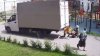 Imagini ŞOCANTE! Momentul în care o femeie cu doi copii sunt loviţi de un camion (VIDEO)