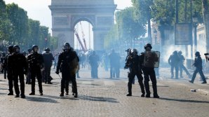 Zeci de mii de oameni protestează din nou în Franța împotriva permisului sanitar și vaccinării